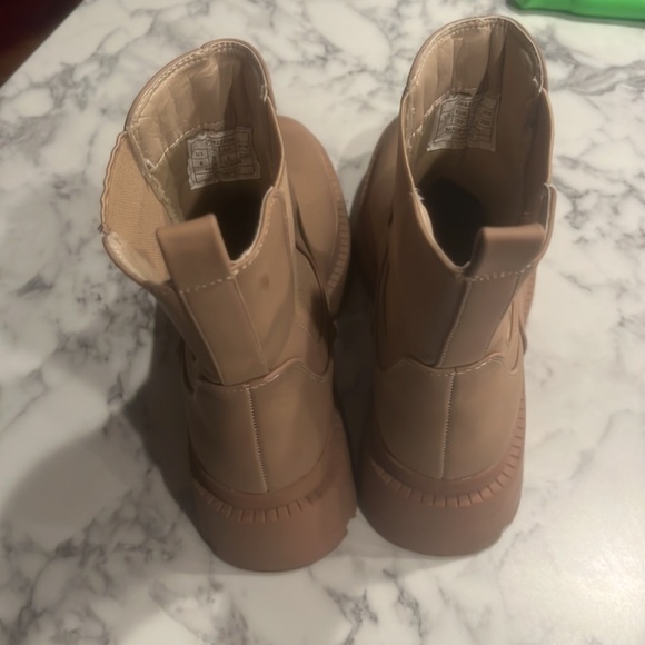 Boots ❤️ - Picture 3 of 4